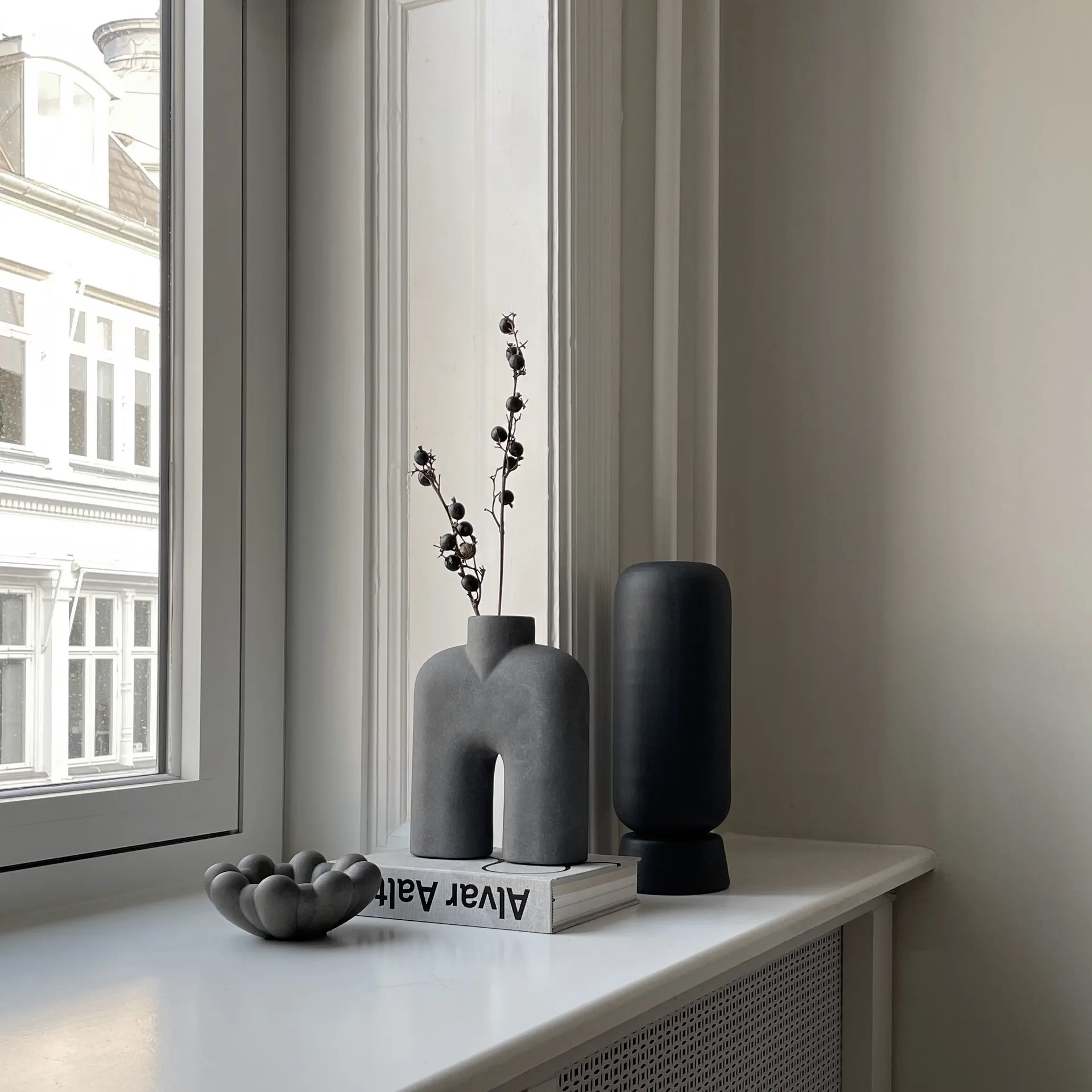 Bloom tray bowl mini, Dark grey 101 Copenhagen