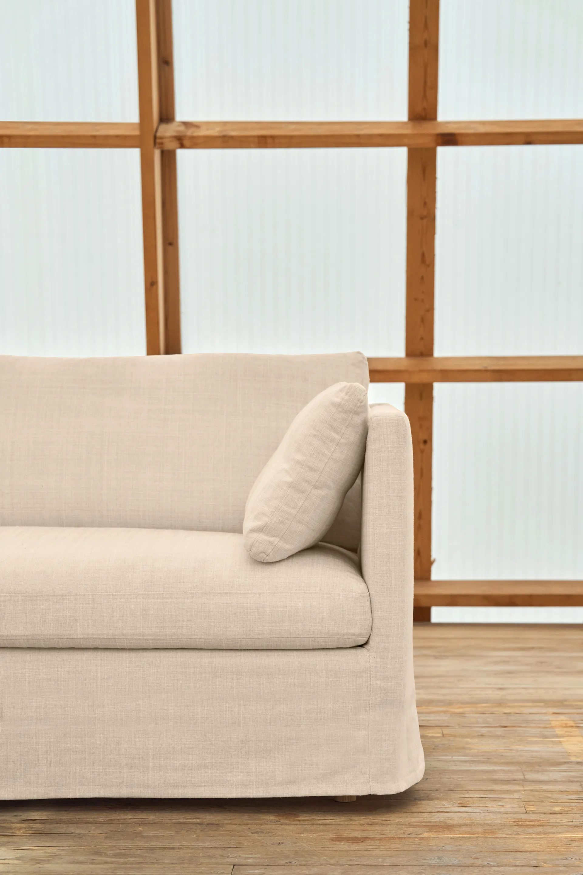 Linnevik sofa, Same Beige 6670-white-oiled oak, 4-seater, with skirt 1898