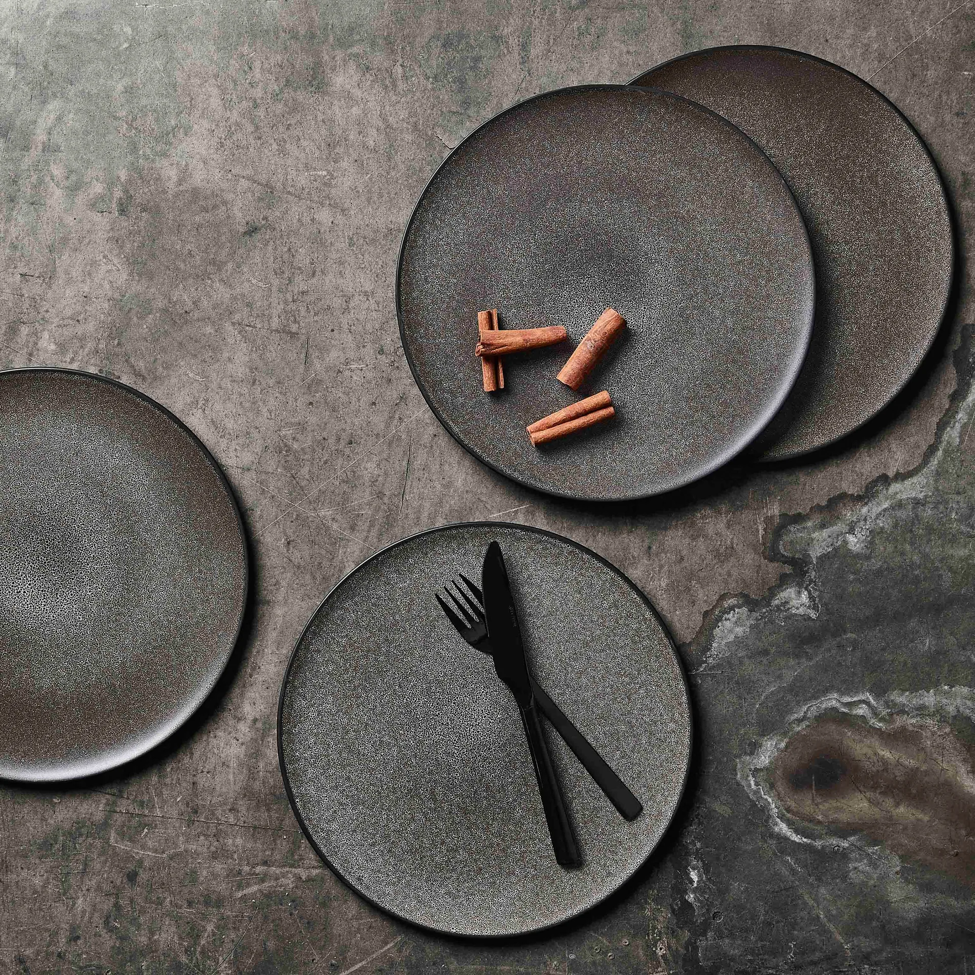 Raw plate Ø28 cm, Forest brown Aida