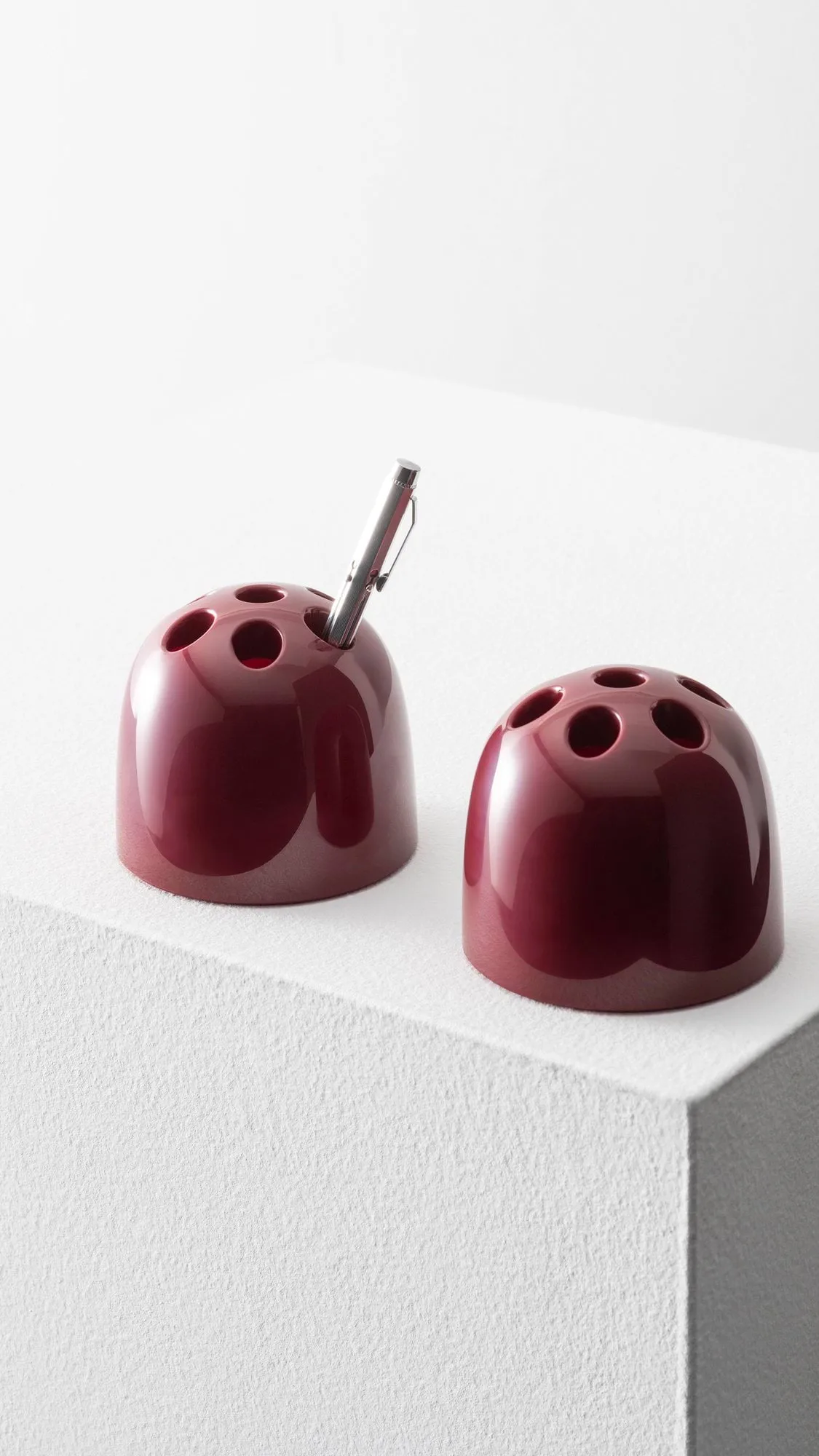 Dedalino pen holder, Ruby red Artemide