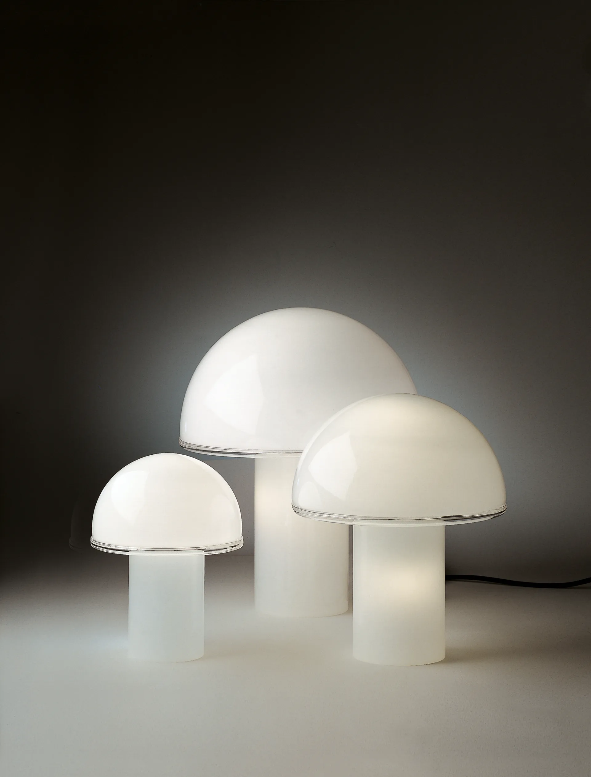 Onfale Grande table lamp Ø36 cm, Opal white Artemide
