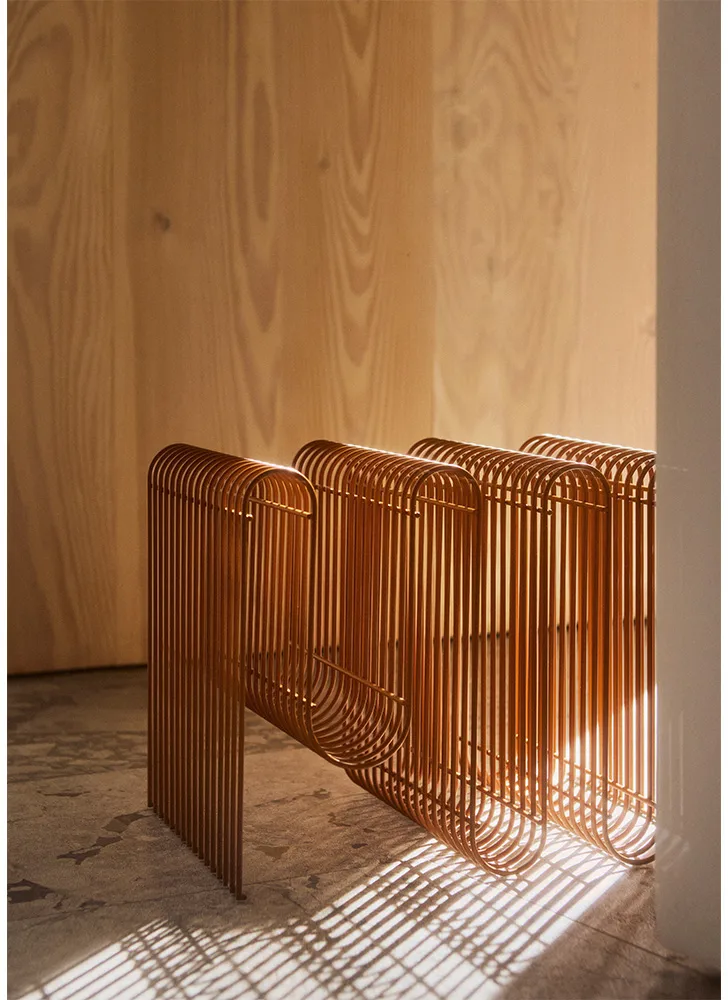 Curva newspaper stand, Amber AYTM