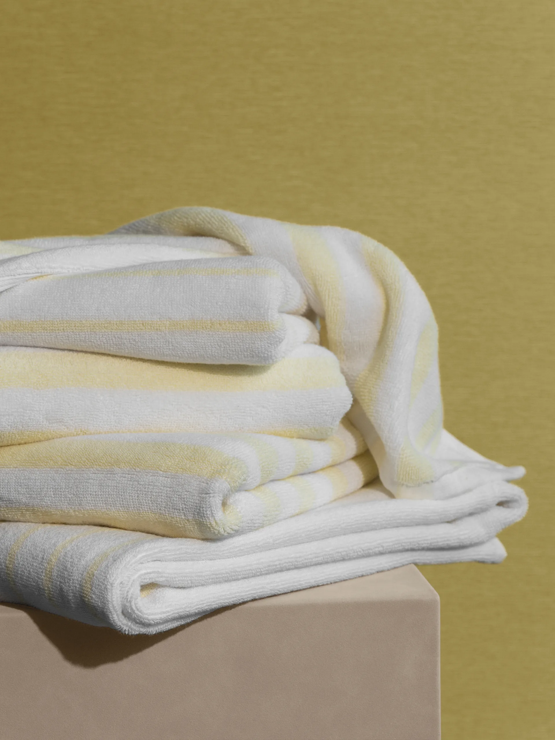 Arto towel, Transparent yellow-white, 70x140 cm blomus