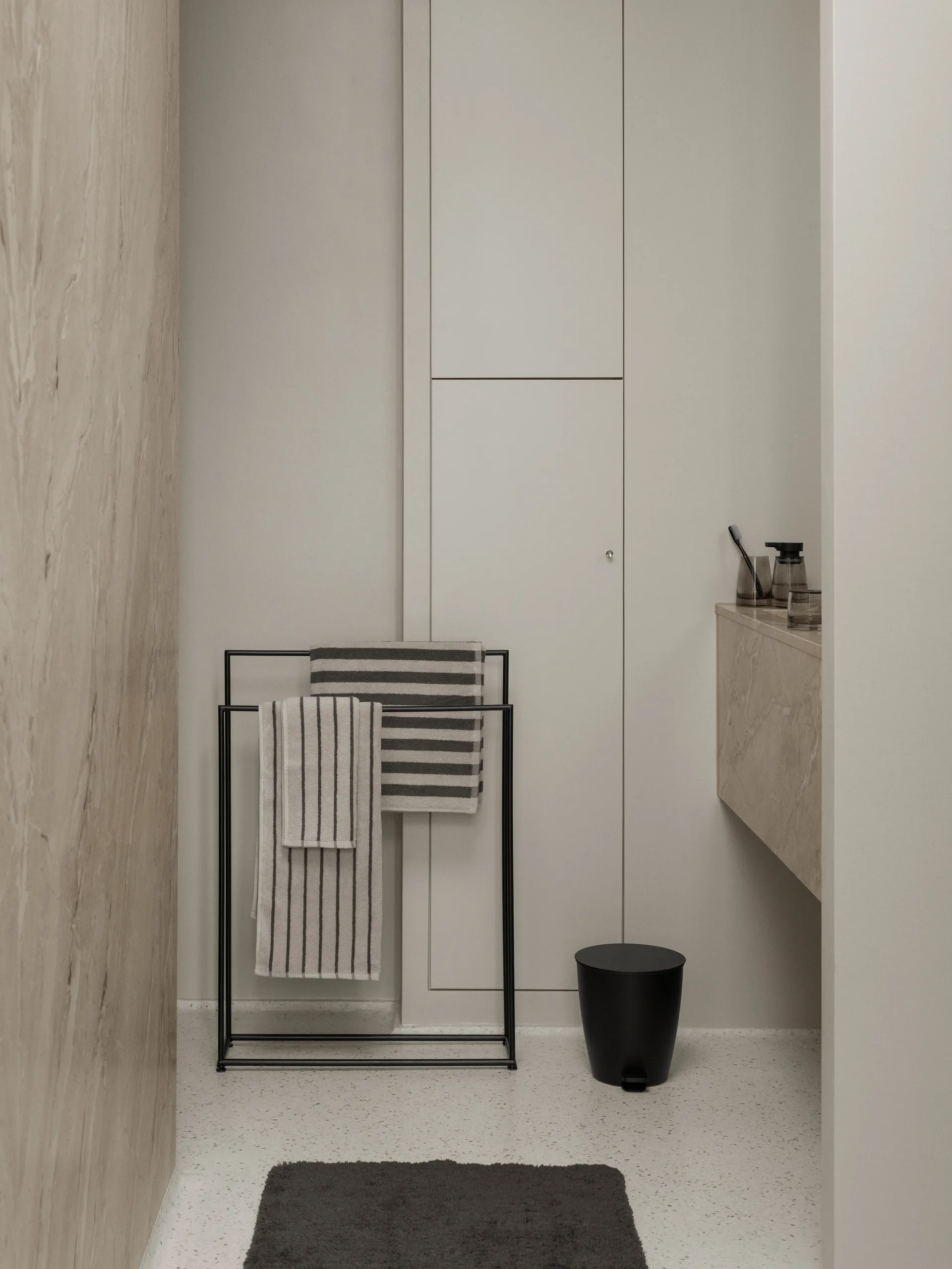 Ava storage box, Black blomus