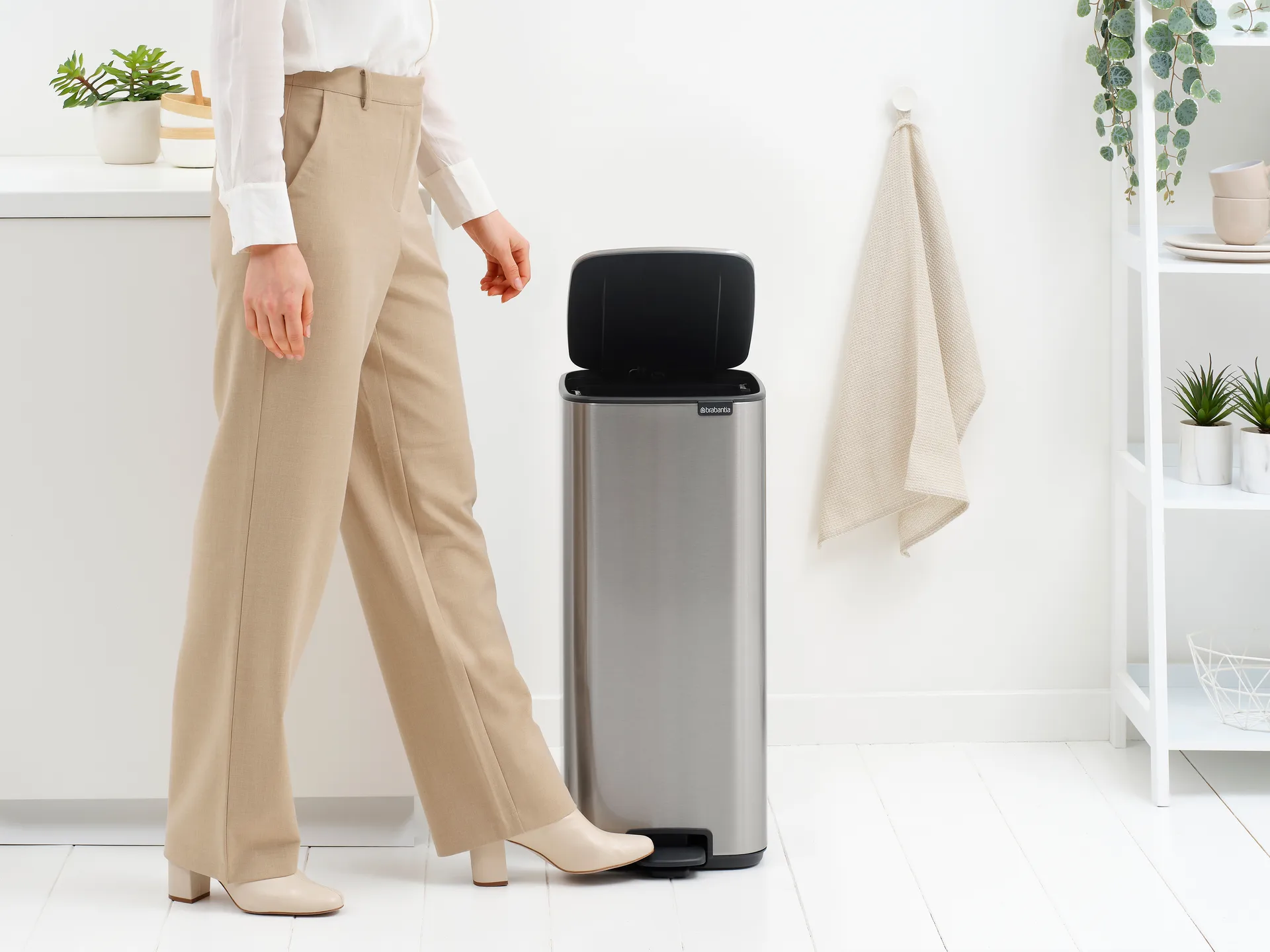 Bo pedal bin 30 L, Matte Steel Fingerprint Proof Brabantia