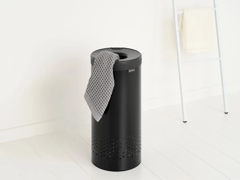 Brabantia laundry basket with plastic lid 35 L, Matte black Brabantia