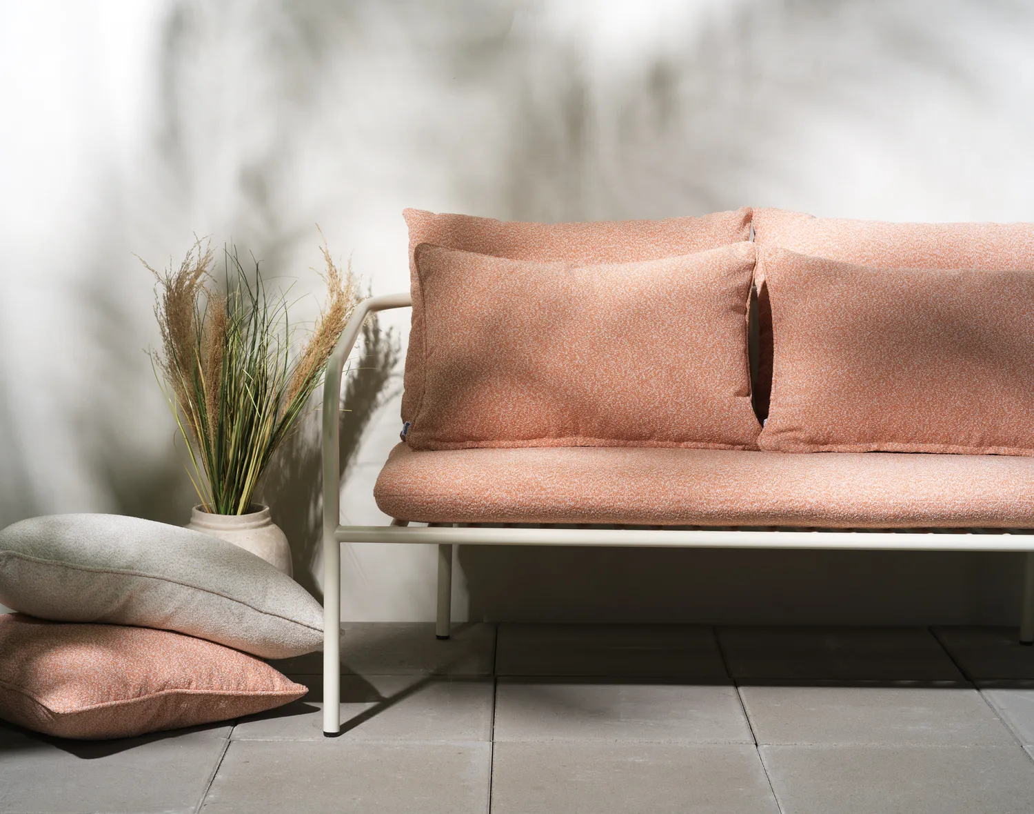 Bendt armchair, White-teddy orange Brafab
