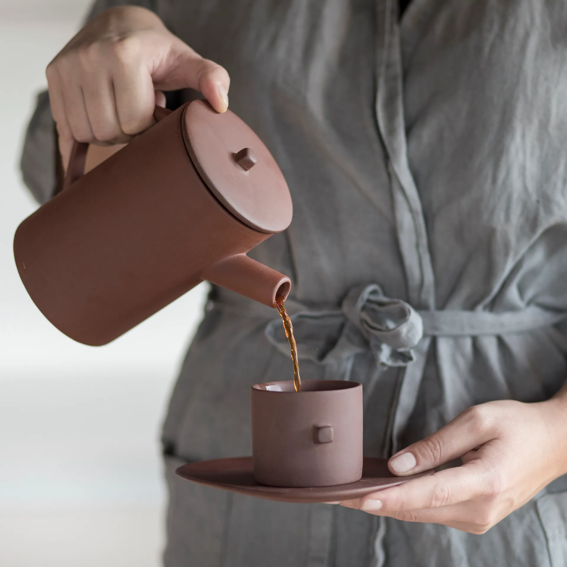Clay coffee cup with saucer, Brown Byon