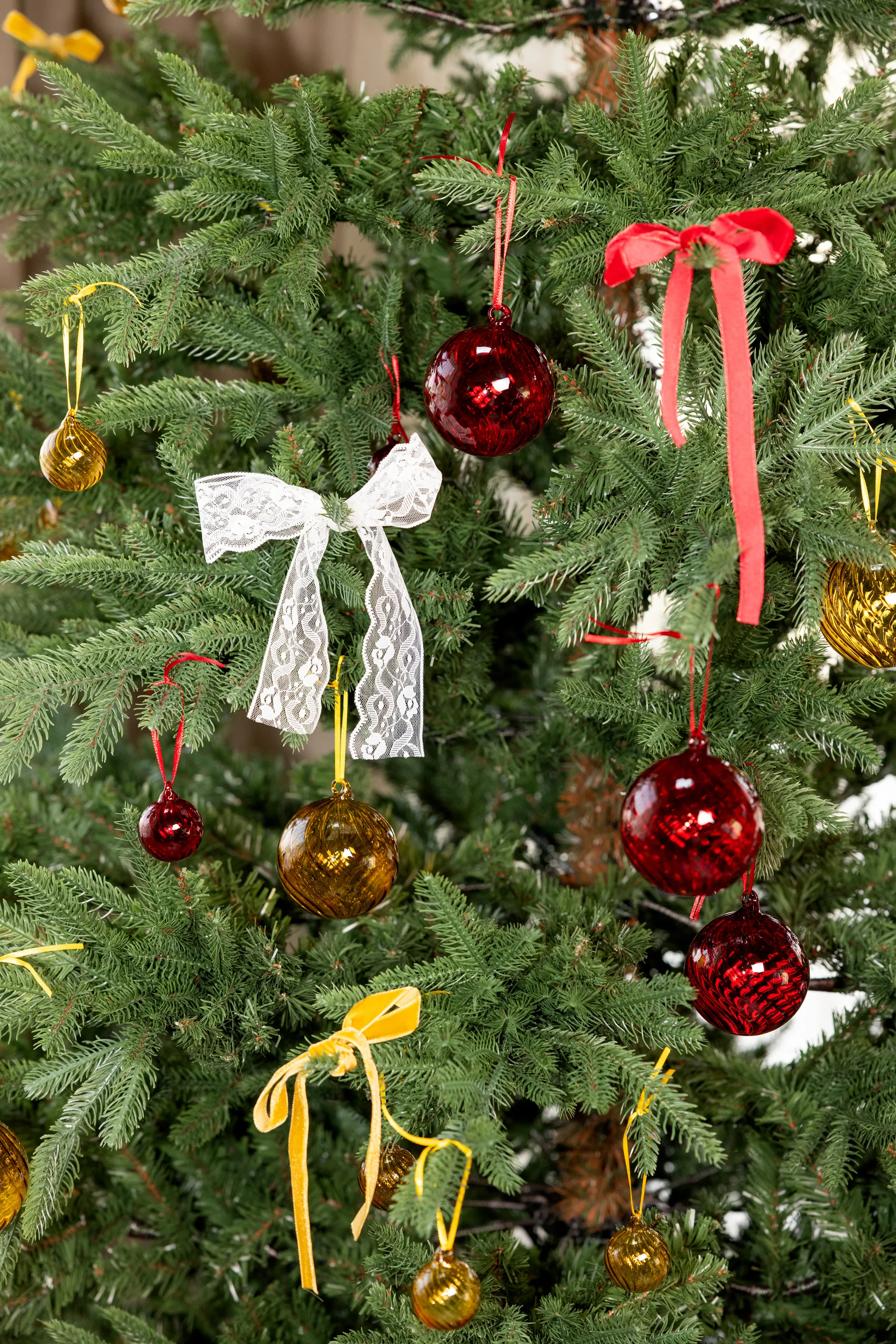 Opacity Christmas tree bauble M Ø8 cm 2-pack, Yellow Byon
