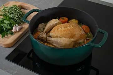 Combekk Enameled cast iron casserole Ø28 cm - Holly Green-gold knob - Combekk