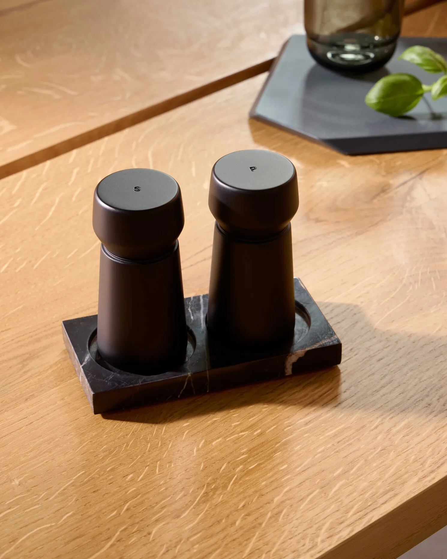 Tabletopper spice grinder stand, Black marble Crushgrind