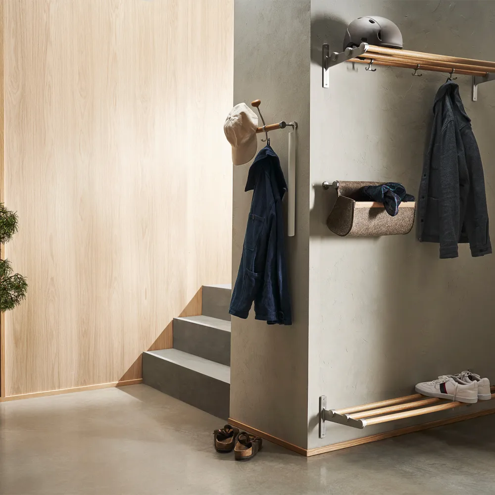 Nostalgi Shoe or hat shelf, White, aluminium stand Essem Design