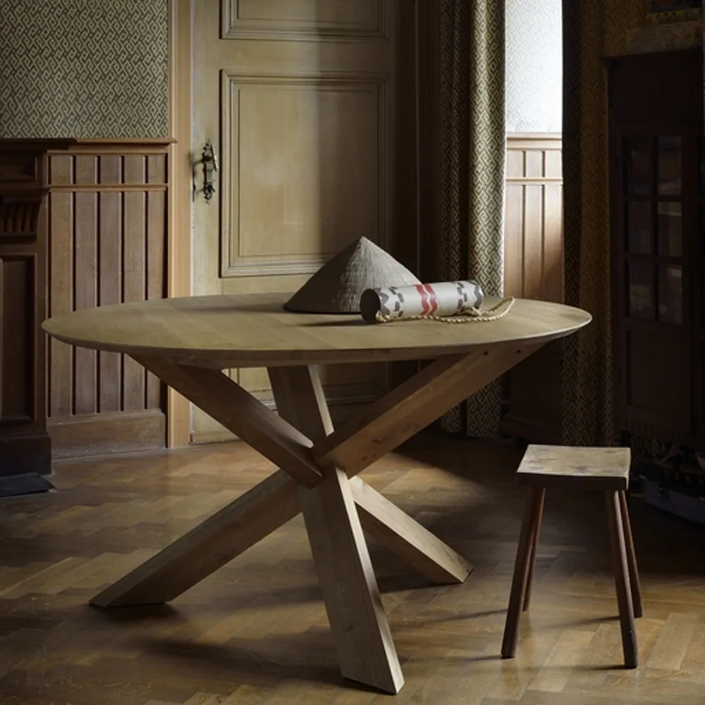 Circle dining table, Oak lacquer Ø136cm Ethnicraft