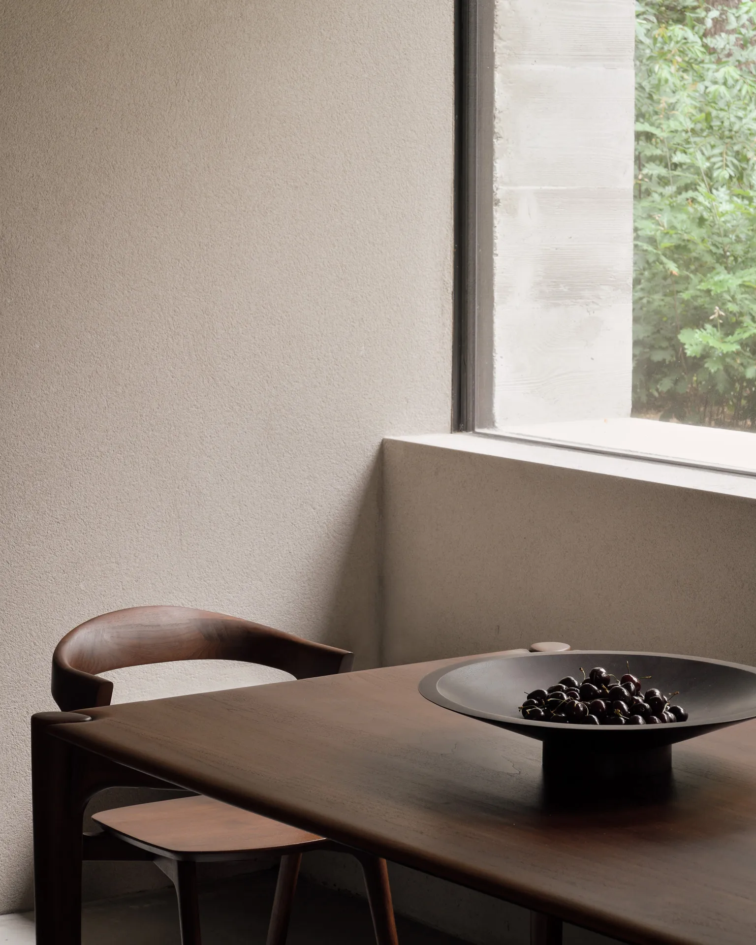 Satellite bowl Ø50 cm, Lacquered mahogany Ethnicraft