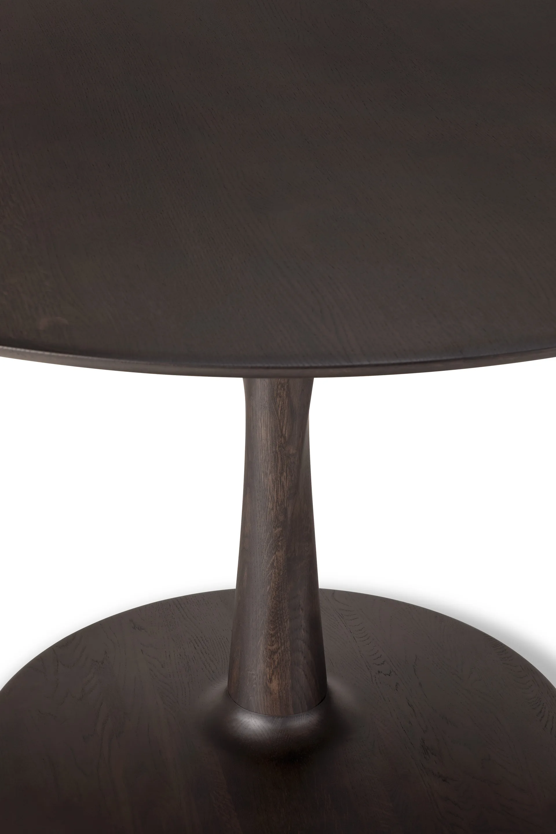 Torsion dining table, Brown lacquered oak, Ø127 cm Ethnicraft