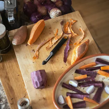 Functional Form vegetable peeler - Black, movable blade - Fiskars