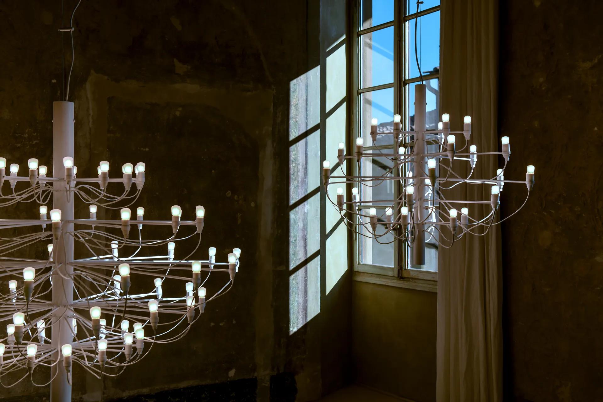 2097 Sarfatti chandelier LED, Matte White 30 lamps Flos