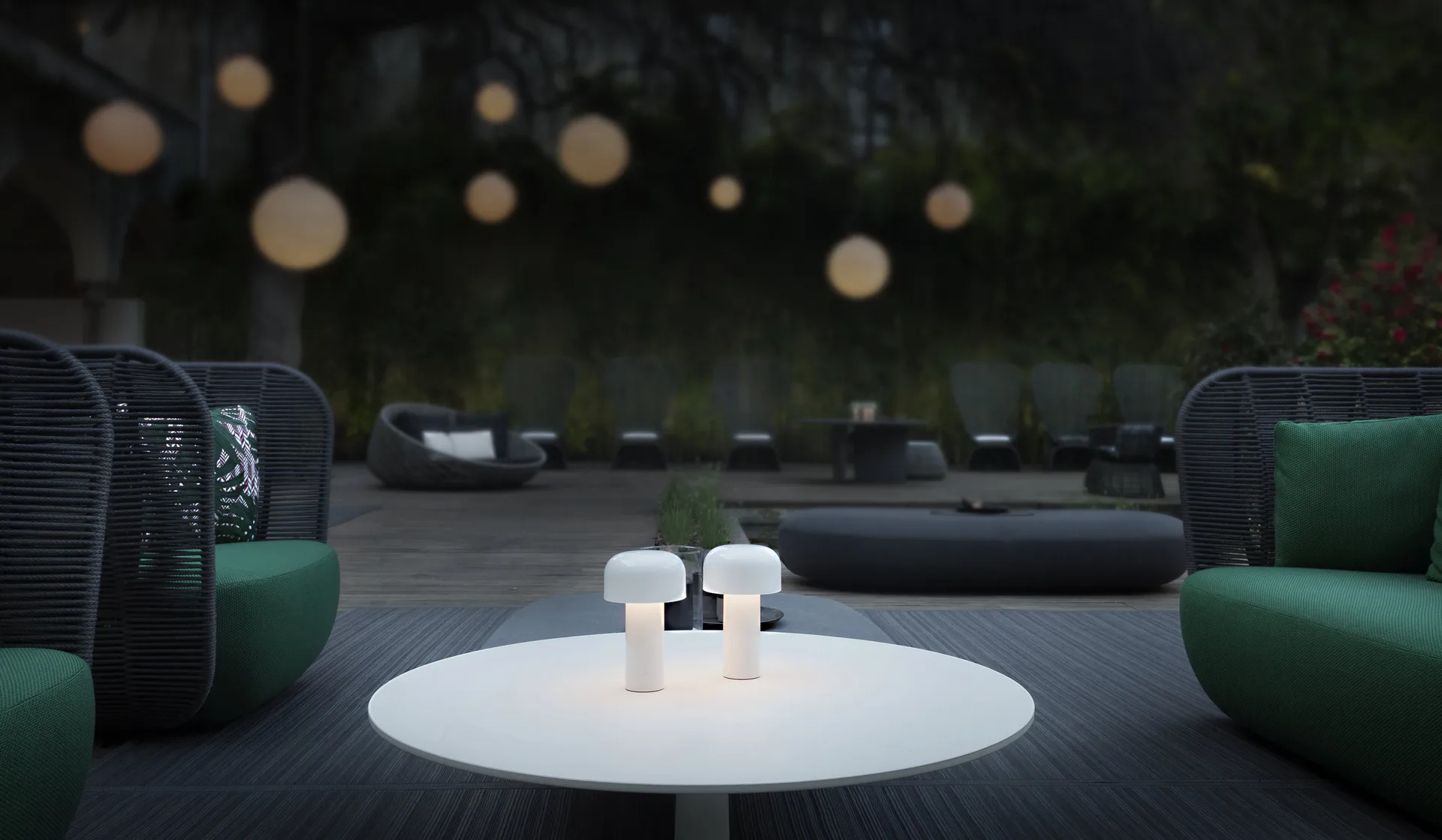 Bellhop portable table lamp, White, IP54 (indoor/outdoor) Flos