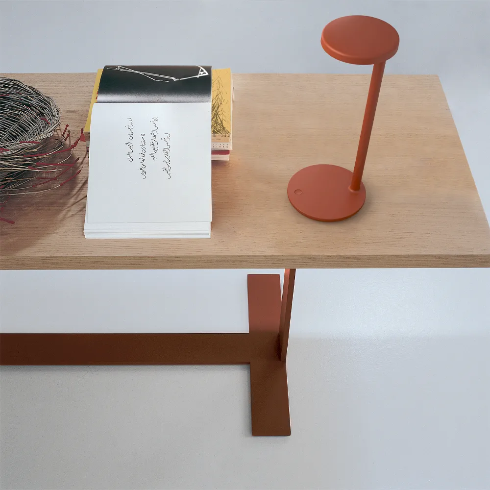 Oblique Qi table lamp, Rust-colored Flos