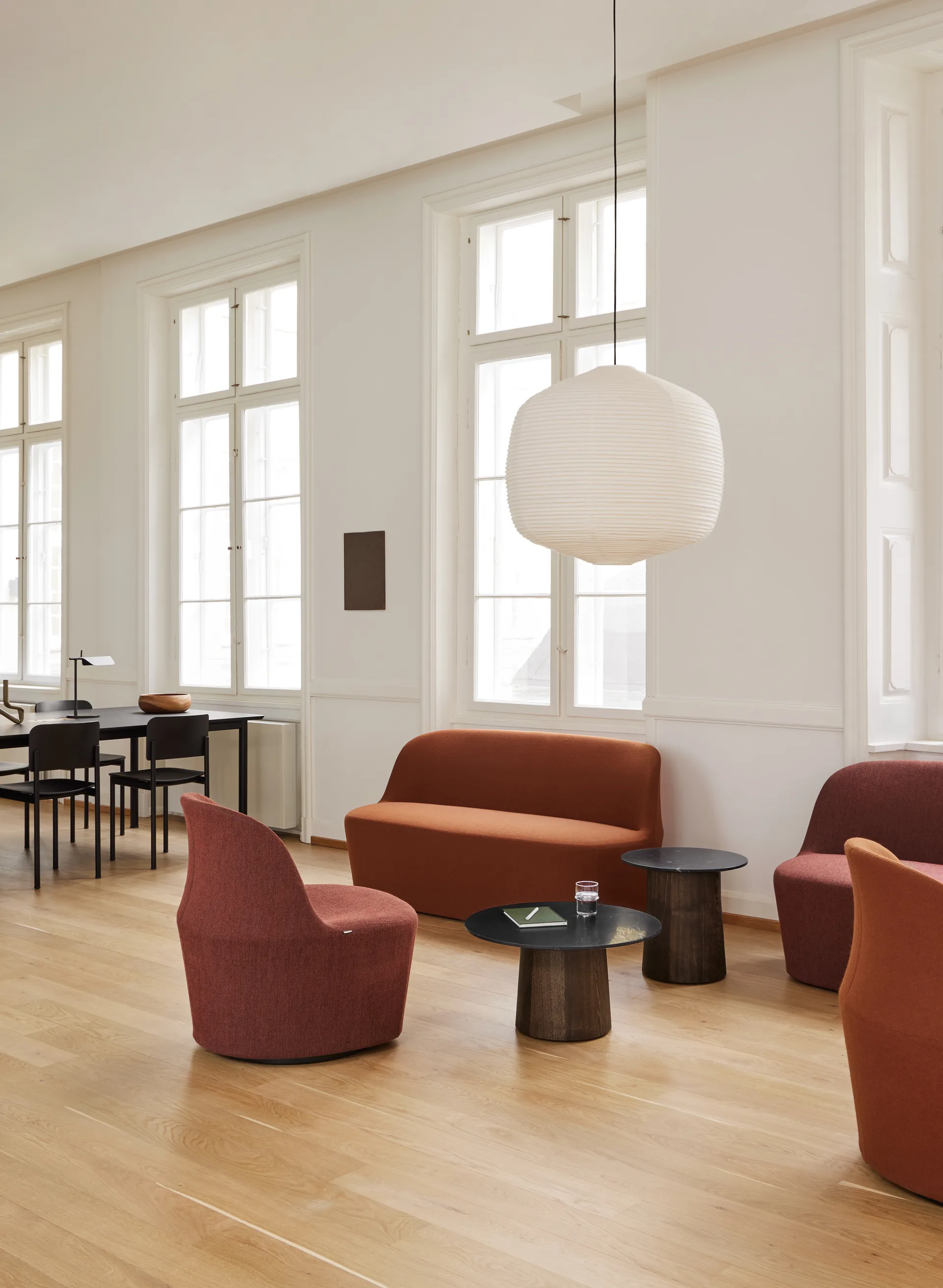 Niveau coffee table Ø61cm, Black Marquina-ash brown stained Fredericia Furniture