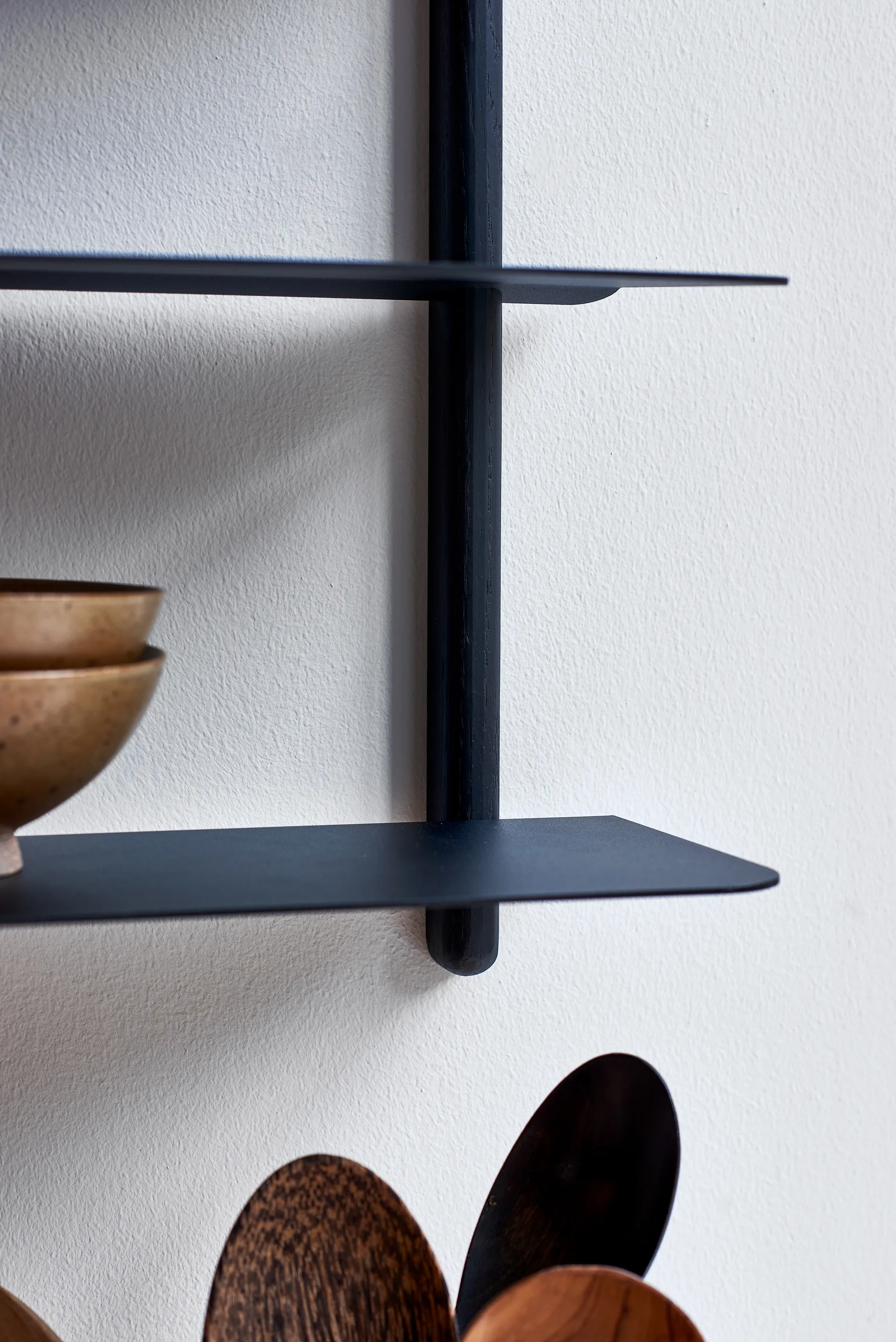 Nivo shelf D, Dark-stained ash-black Gejst