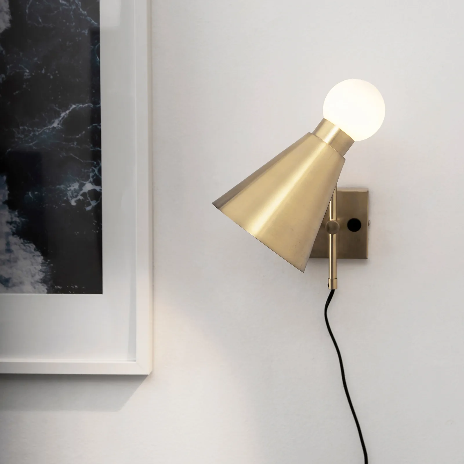 Ludo wall lamp, brushed brass Globen Lighting