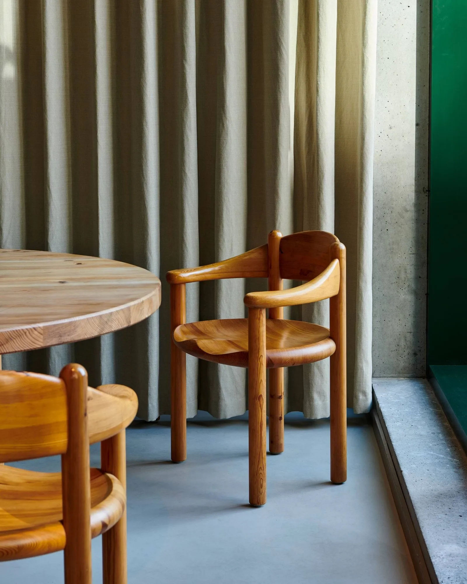 Daumiller chair with arms, Golden pine GUBI