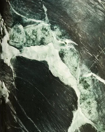 Gravity floor lamp - Emerald marble-white - GUBI