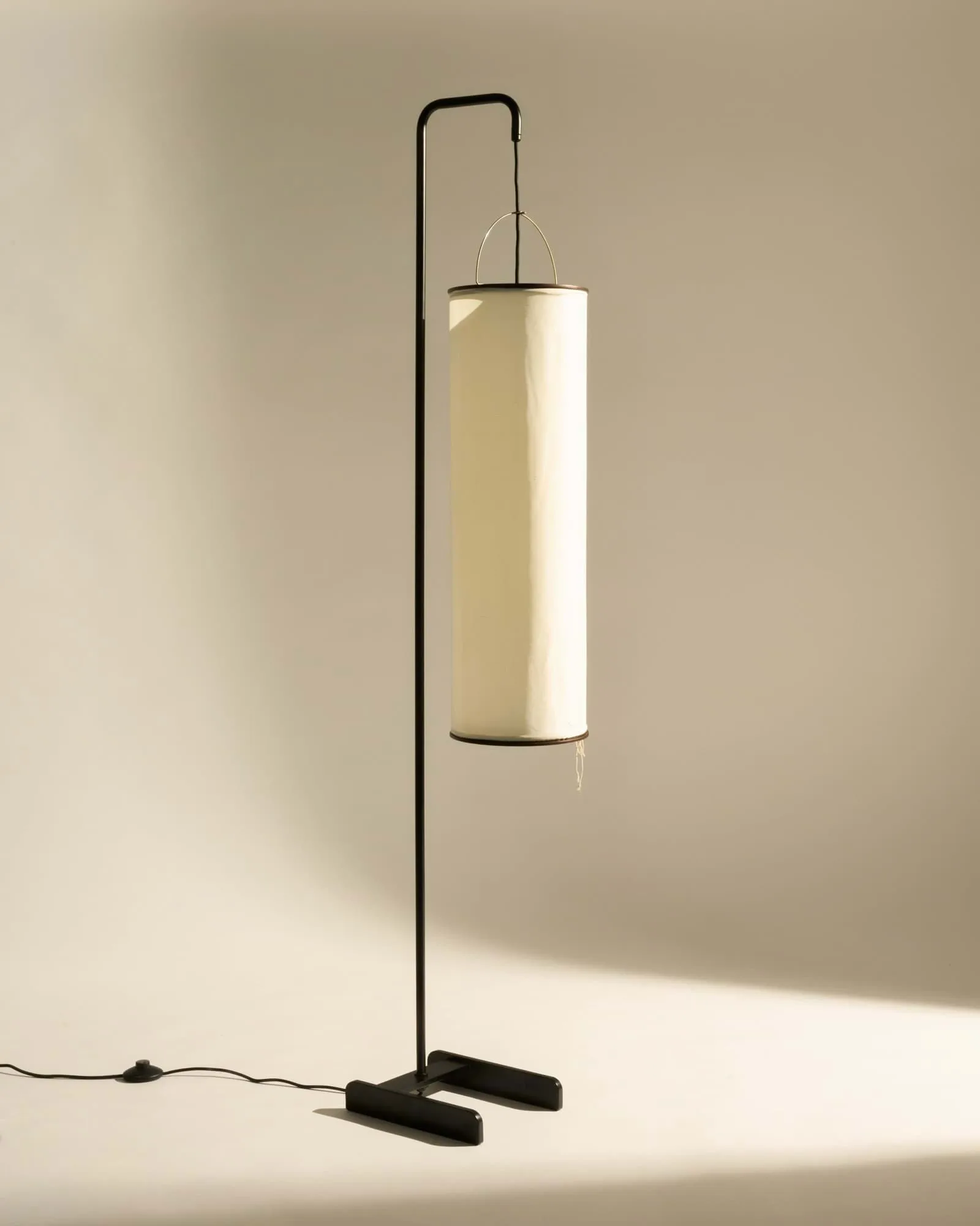 Silk Lantern floor lamp, Natural white silk-semi matt black, 163 cm GUBI