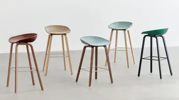 About a Stool AAL32 Low 2.0 bar stool lacquered oak base - Concrete grey-stainless steel footrest - HAY