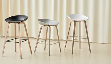 About a Stool AAL32 Low 2.0 bar stool lacquered oak base - Melange cream-stainless steel footrest - HAY