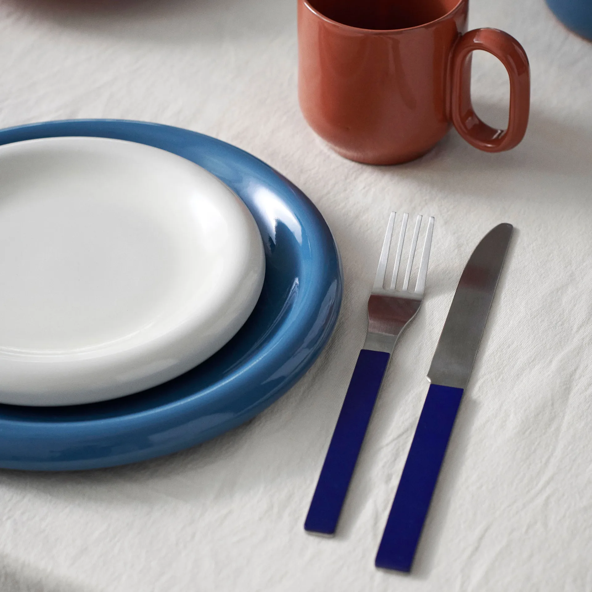 Barro plate, Dark blue, Ø24 cm 2-pack HAY