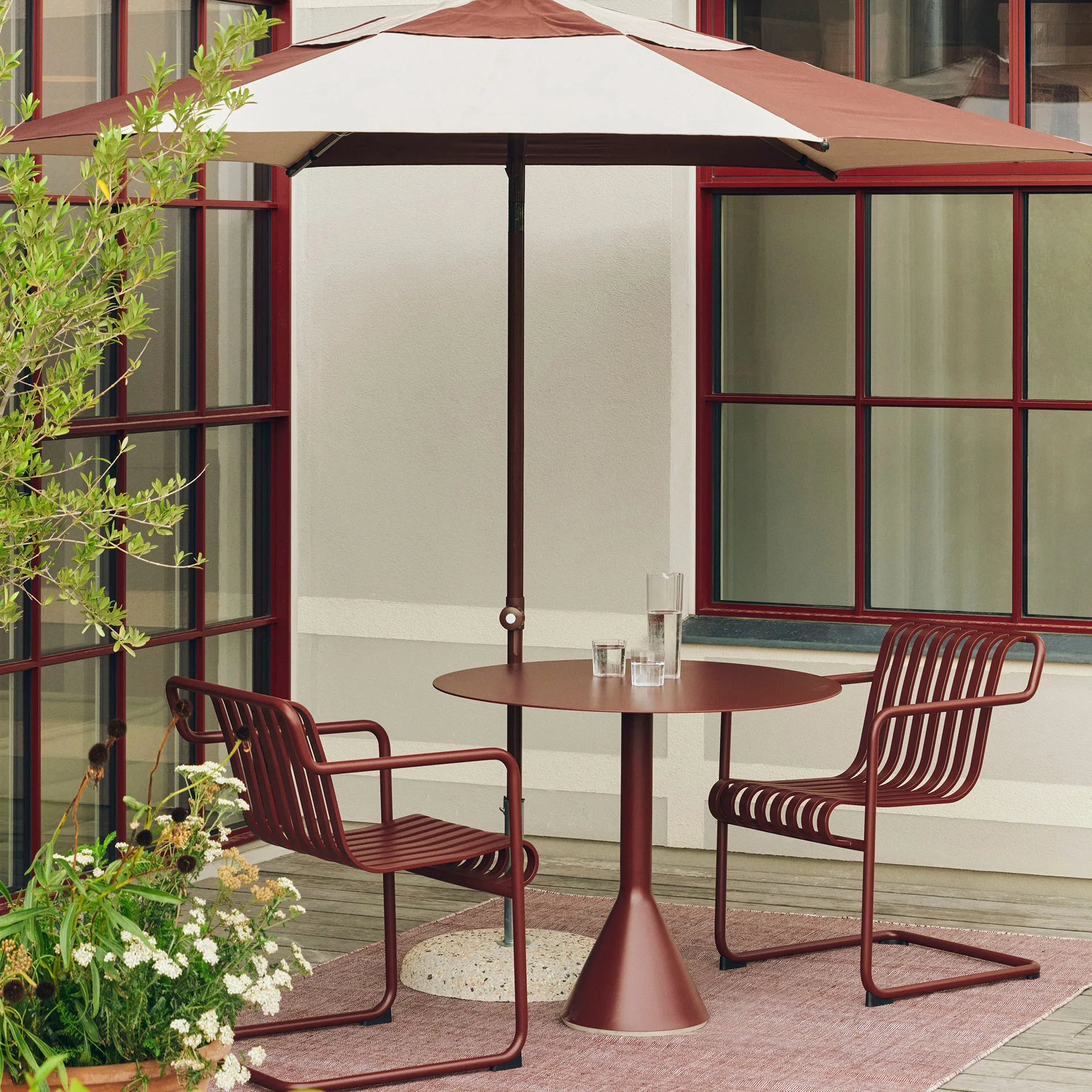 Palissade Cantilever Dining armchair, Iron red HAY