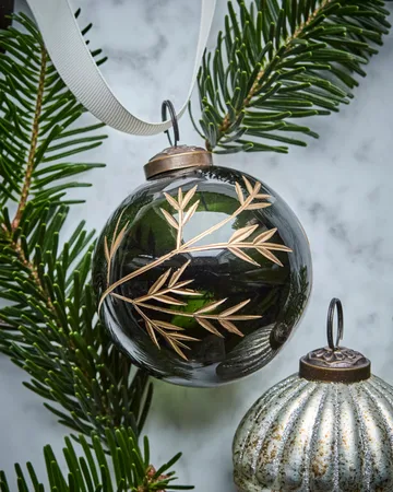 Leaf Christmas tree ornament Ø7.5 cm 4-pack - Green-gold - House Doctor