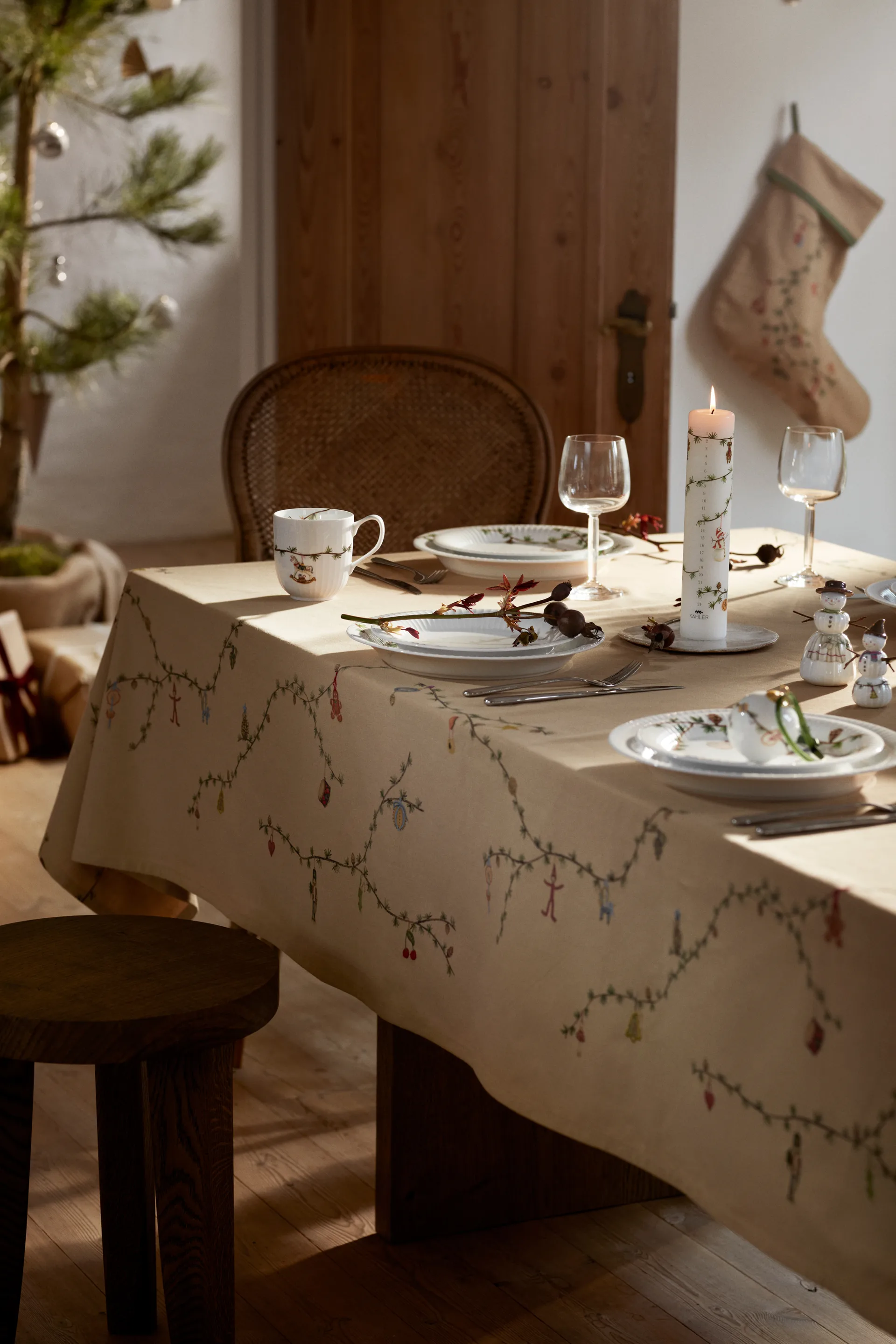 Hammershøi Christmas Tablecloth sand, 150x370 cm Kähler