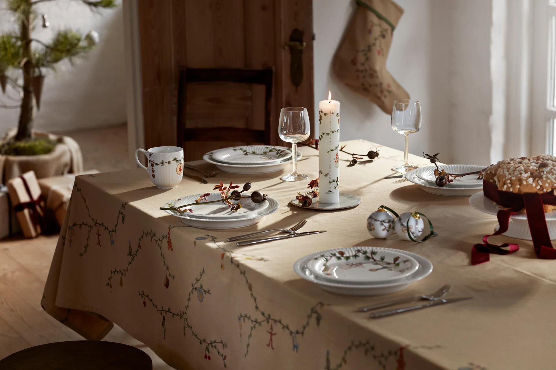 Hammershøi Christmas Tablecloth sand, 150x370 cm Kähler
