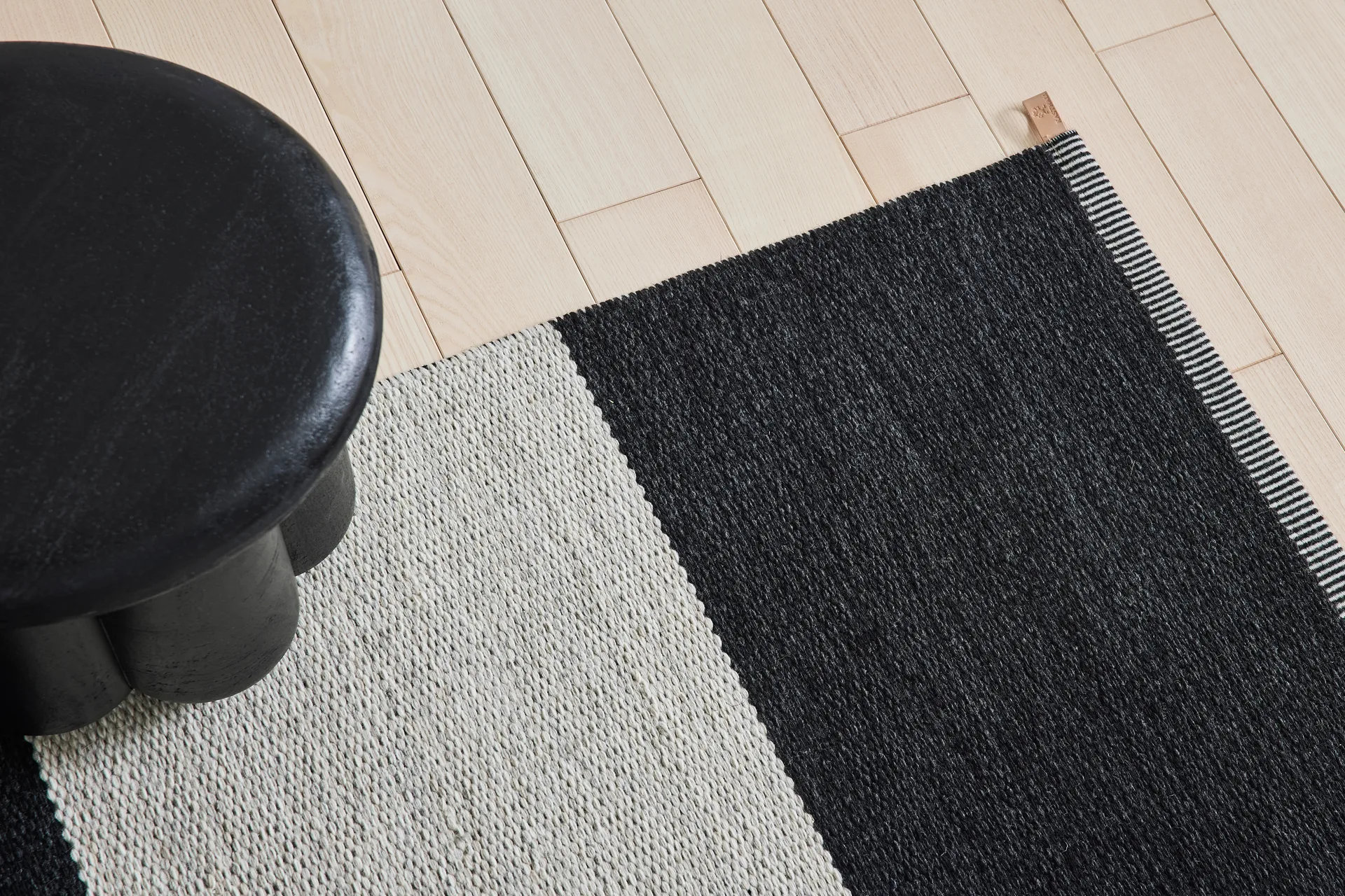 Wide Stripe Icon rug 85x240 cm, Midnight black Kasthall