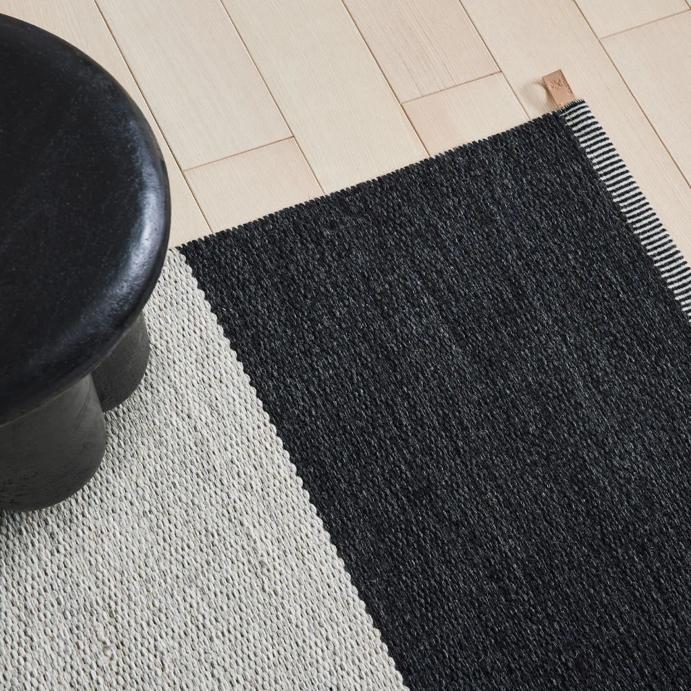 Wide Stripe Icon rug, Midnight black 554 240x165 cm Kasthall