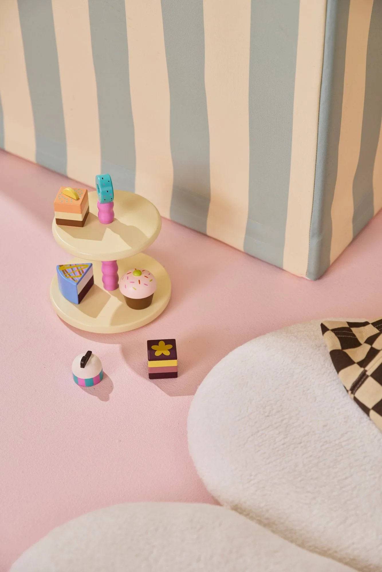 Kid's Concept cake stand with cakes, 9 parts Kid's Concept