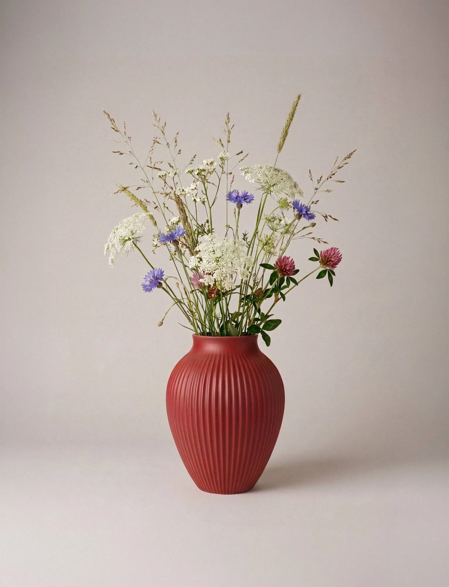 Knabstrup vase ribbed 20 cm, Soft cherry red Knabstrup Keramik