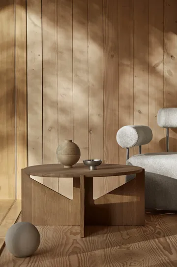 Simple XL coffee table Ø78 cm - Warm lacquered oak - Kristina Dam Studio