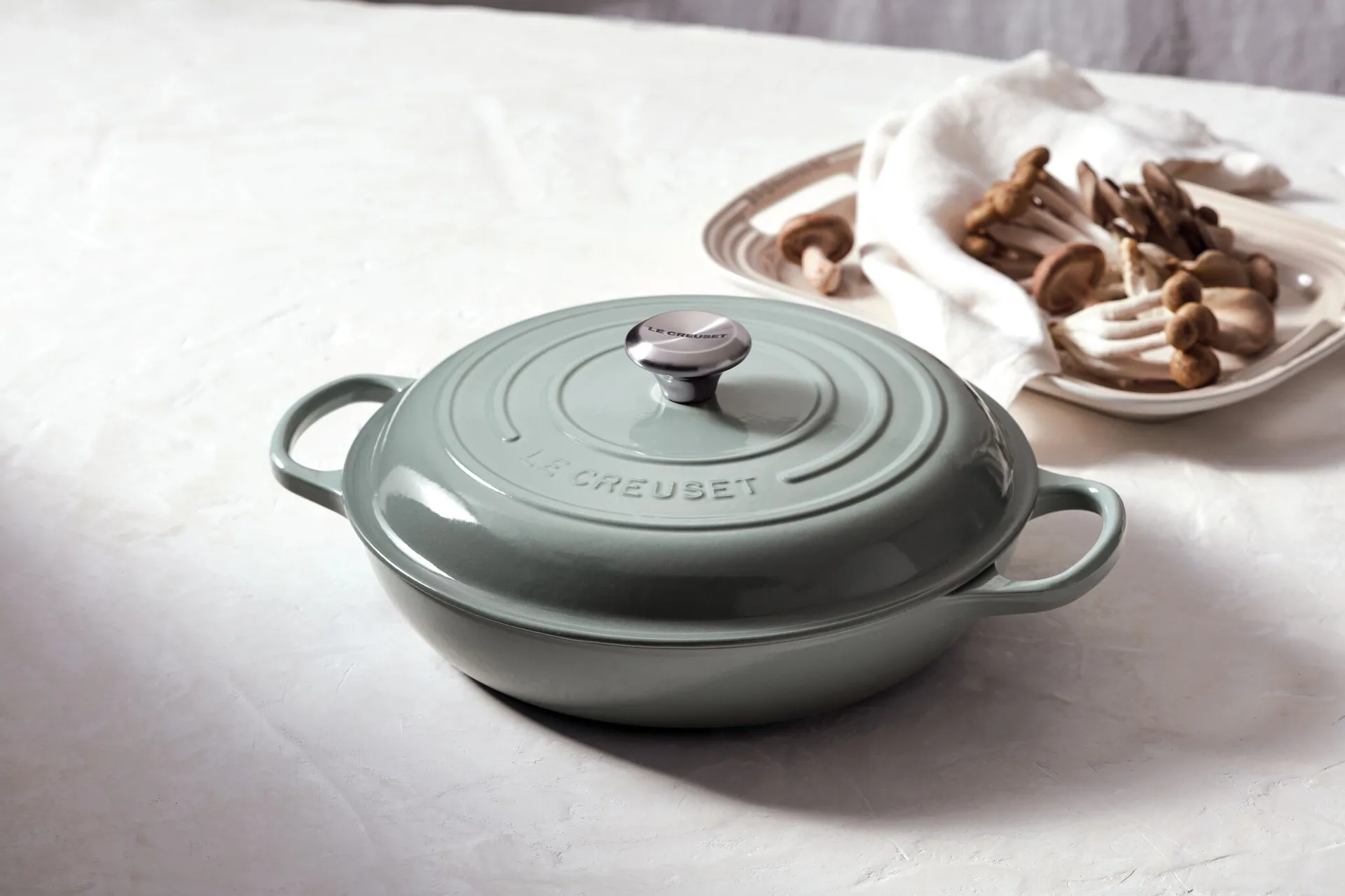 Signature shallow casserole 3.5 l, Sea Salt Le Creuset