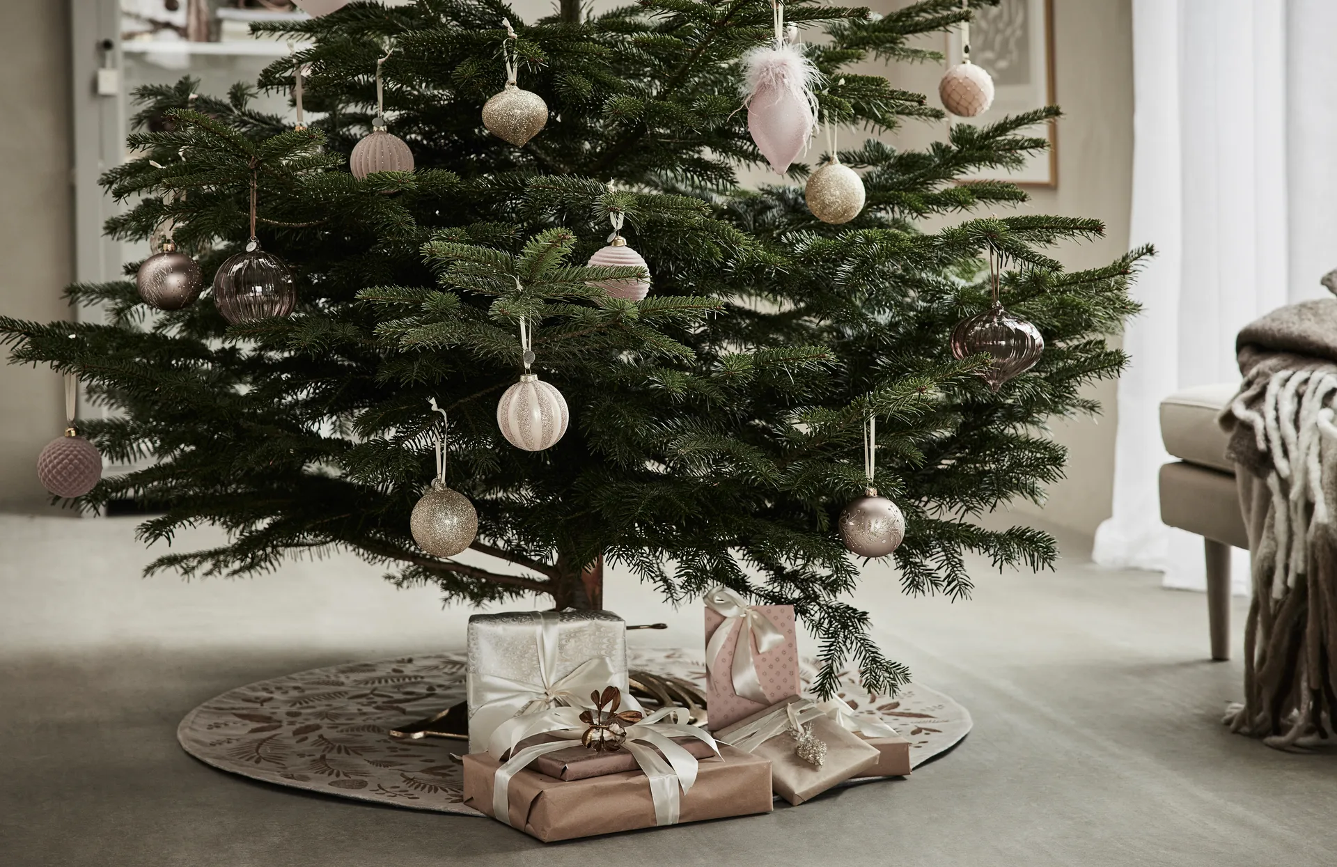 Cristie Chrsitmas tree rug Ø110 cm, linen-light gold Lene Bjerre