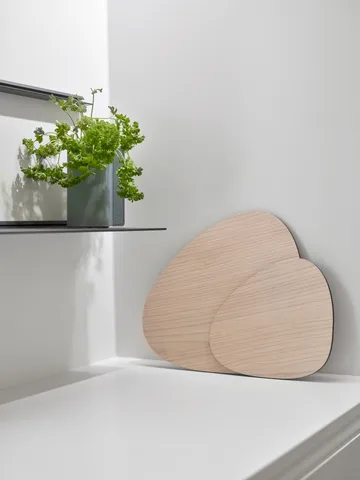 Cut & Serve curve chopping board S - Ash - LIND DNA