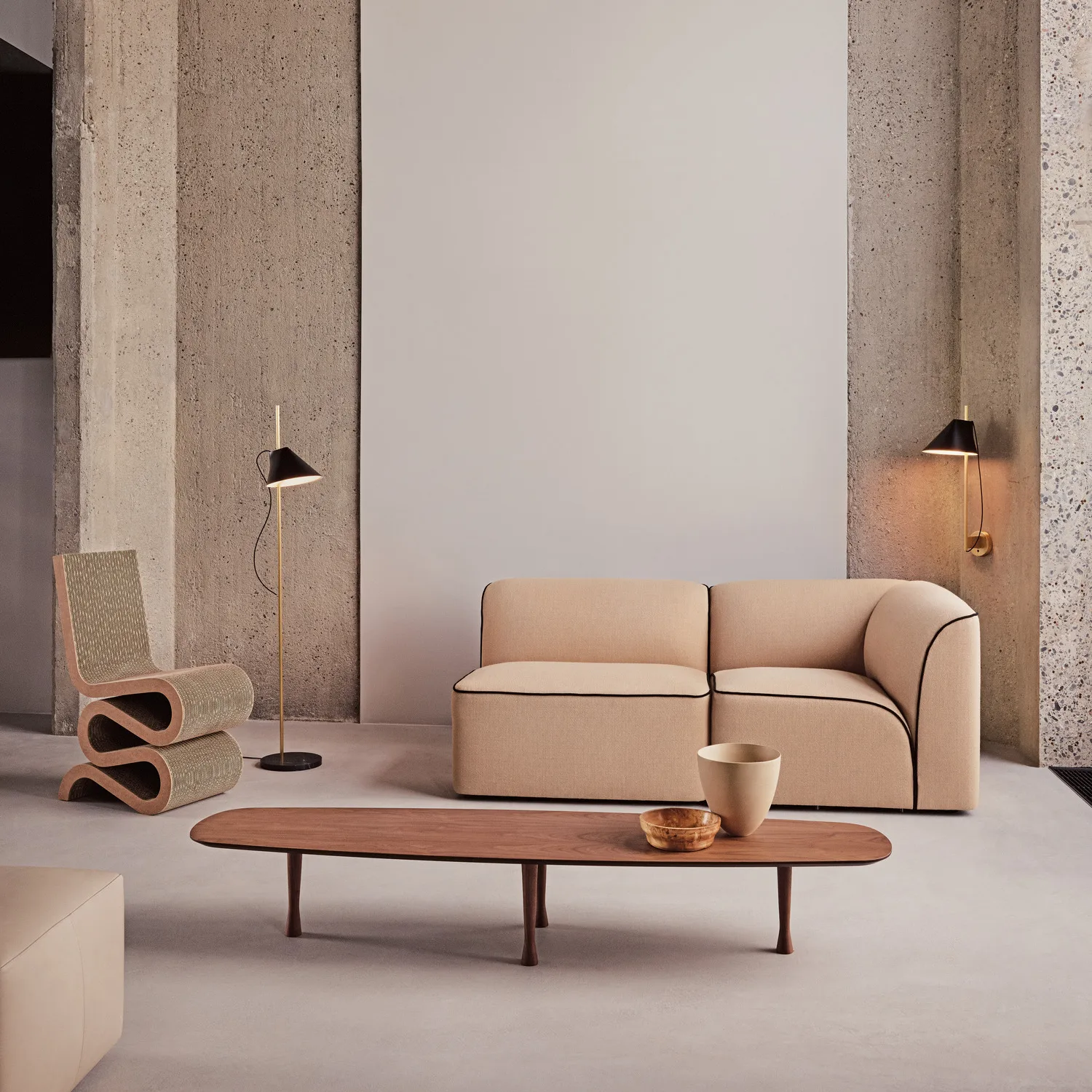 Yuh floor lamp, Black-brass Louis Poulsen