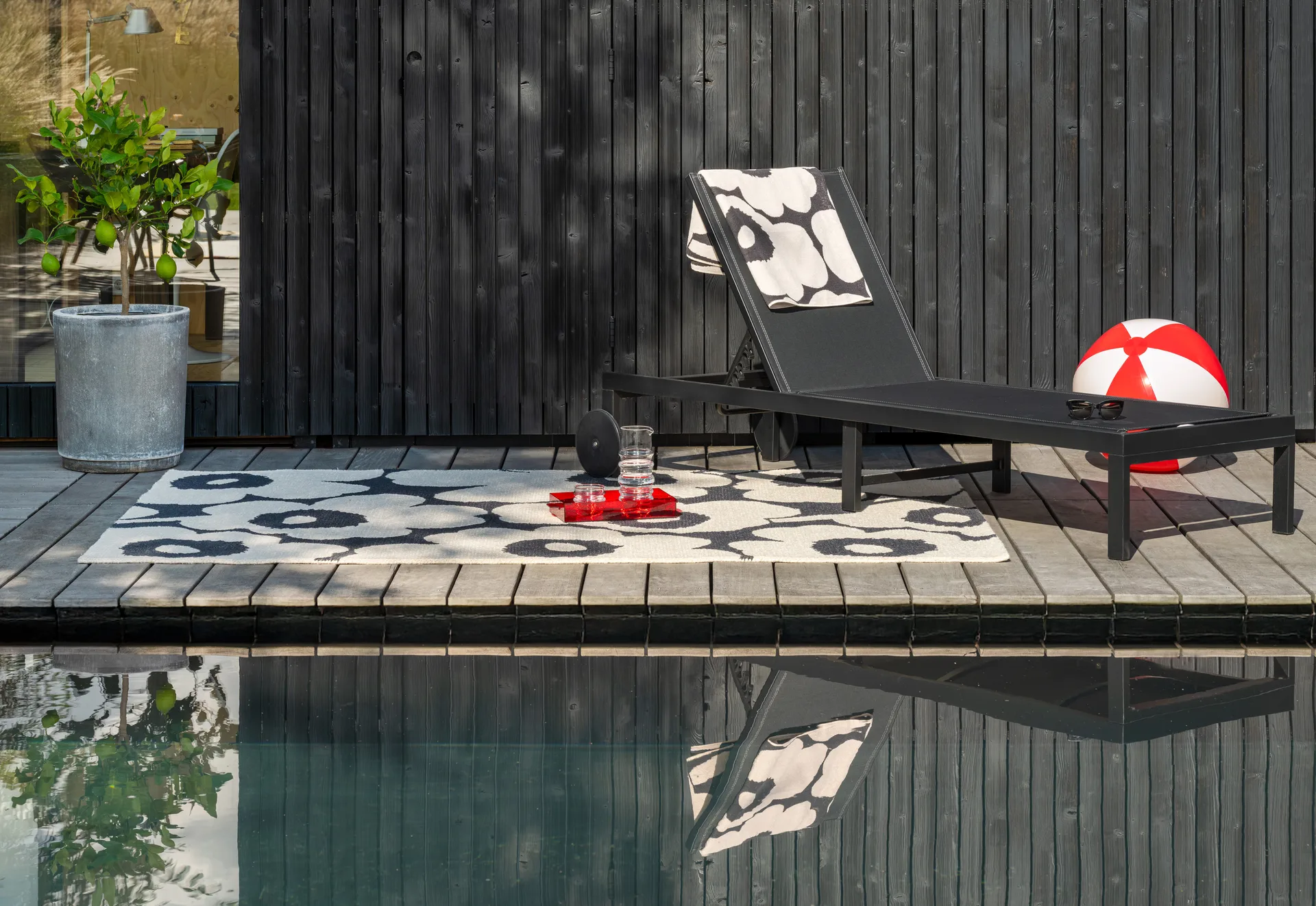Unikko outdoor rug, Charcoal-white, 140x200 cm Marimekko