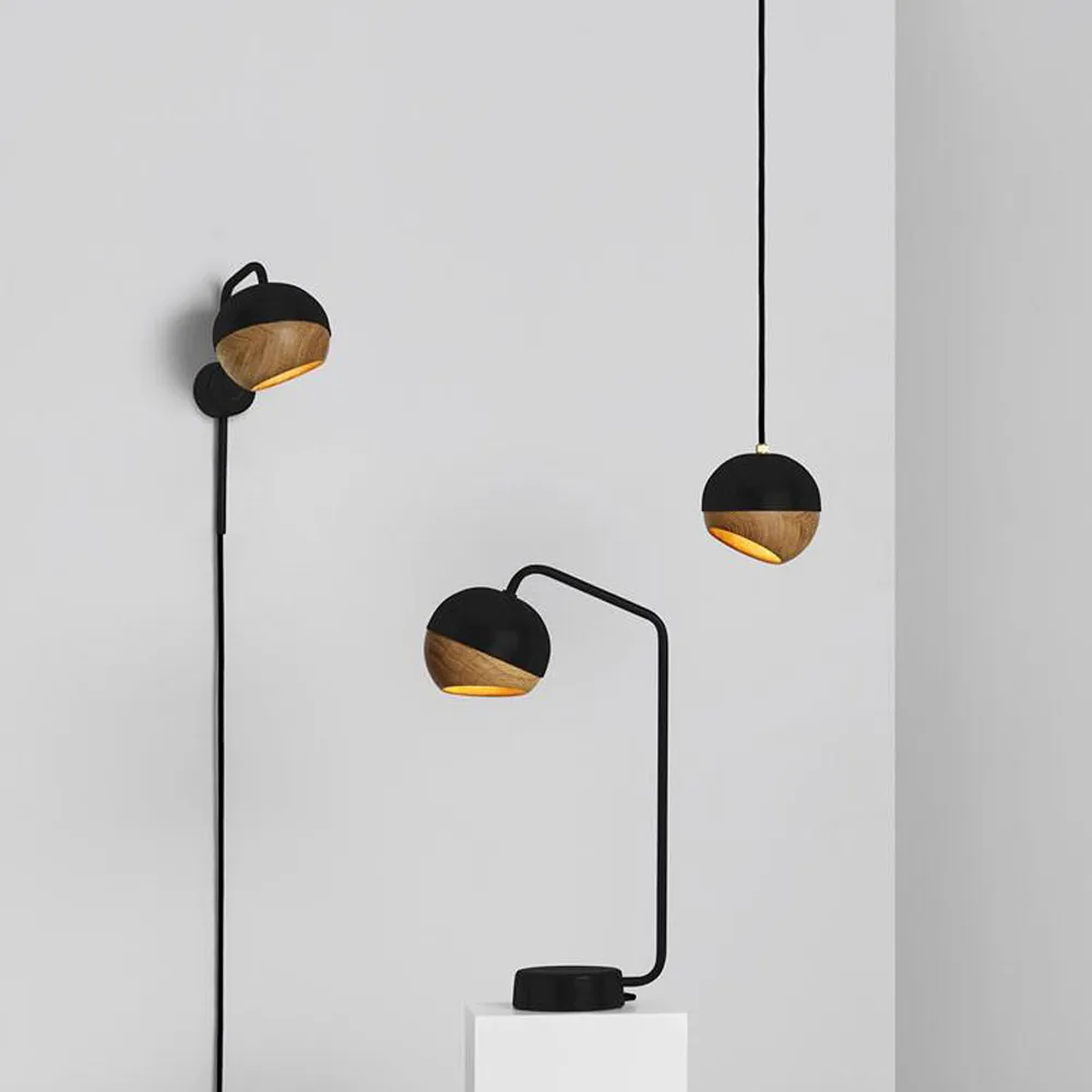 Ray table lamp, black, oak detail on screen Mater