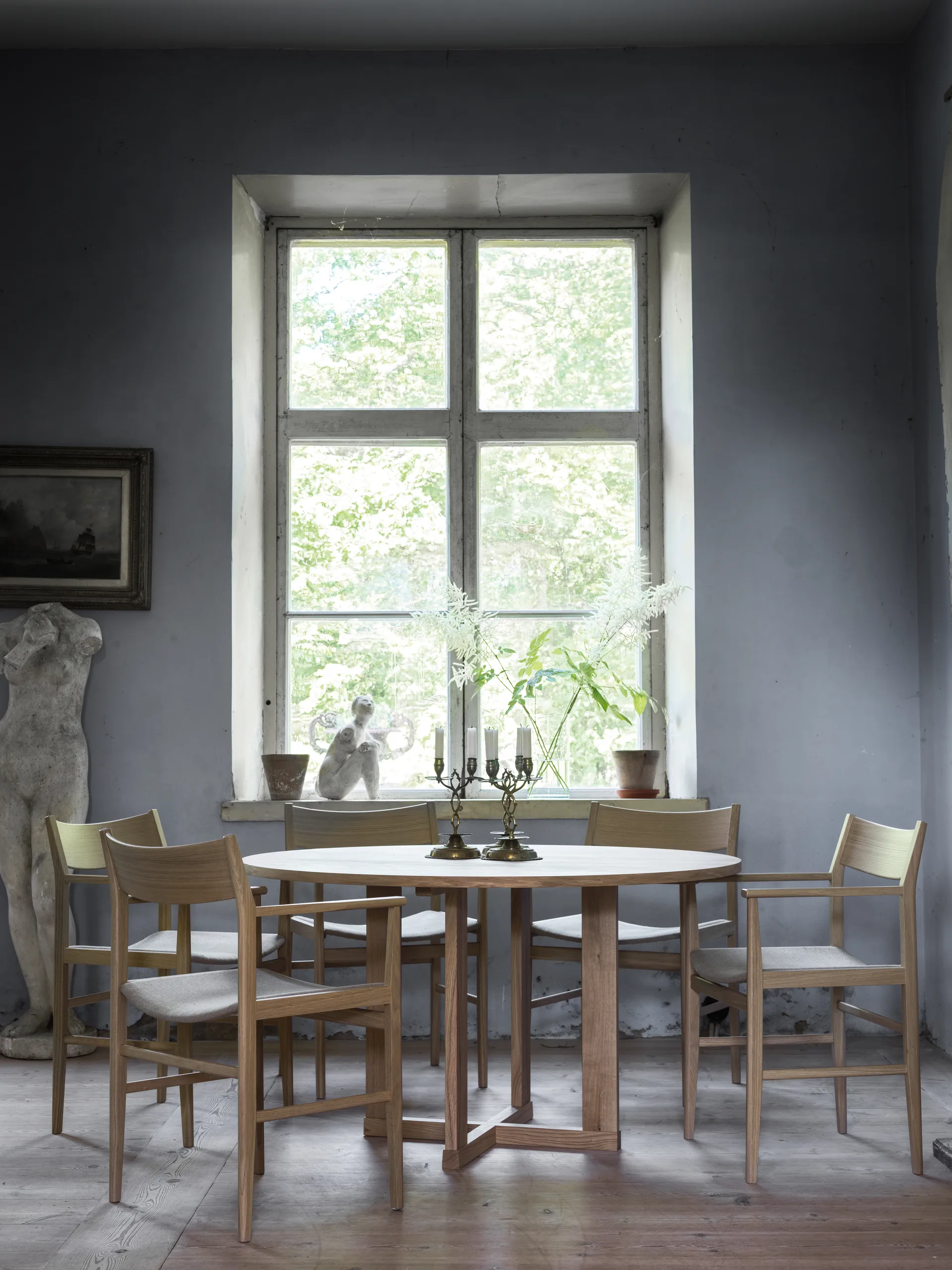 Arv dining table ⌀130 cm, White pigmented matte lacquered oak Mavis