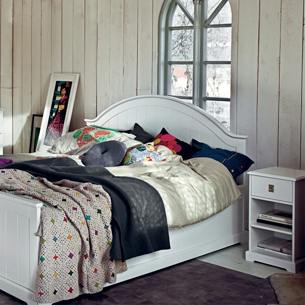 Smögen bedside table, white lacquer Mavis
