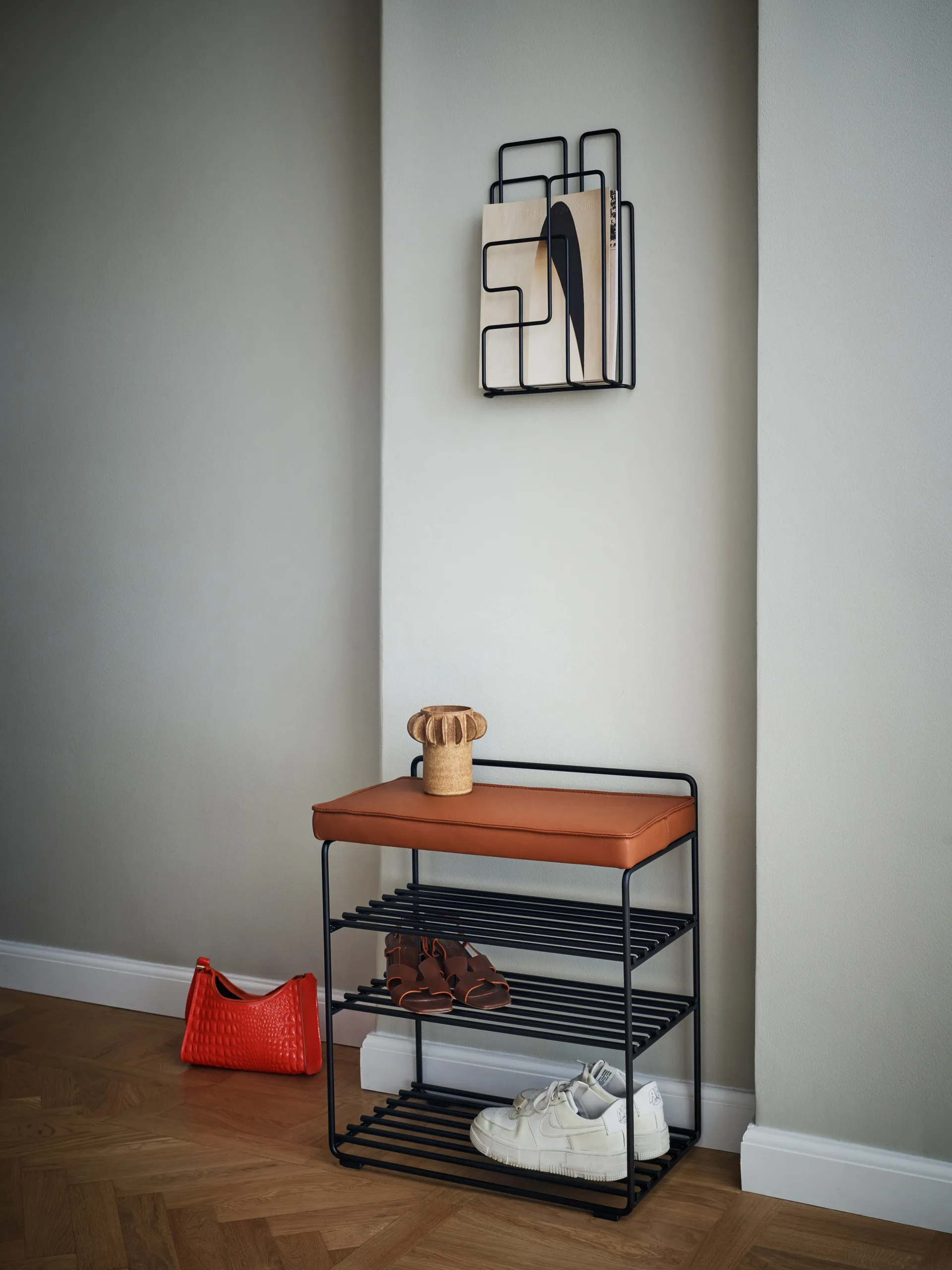 Lower East Seat shelf-stool 50x28x58 cm, Black-cognac leather Maze